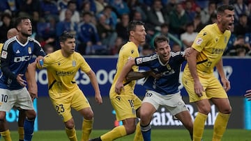 Paulino, trata de zafarse de dos adversarios.