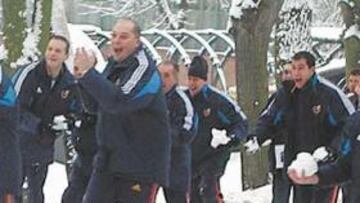 <b>A BOLAZOS. </b>Los jugadores de la Selección disfrutaron y se relajaron con la nieve.