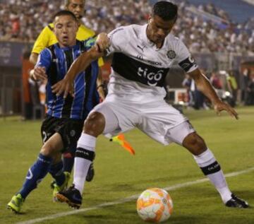 Salustiano Candía intenta aguantar la pelota ante Ricardo González.