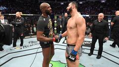 Jon Jones y Dominick Reyes charlan tras su combate en el UFC 247.