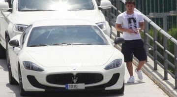 El astro argentino tiene una gran variedad de coches lujosos, el Maserati su coche más caro. 