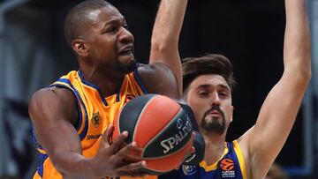 EPA4661. MOSCÚ (RUSIA), 02/11/2018.- El escolta estadounidense del Herbalife Gran Canaria, DJ Strawberry (i), trata de anotar ante el escolta ruso del Khimki de Moscú, Alexey Shved (d), durante el encuentro de Euroliga entre el Khimki de Moscú y el Herbalife Gran Canaria disputado en Moscú, Rusia, hoy, 2 de noviembre de 2018. EFE/ Maxim Shipenkov