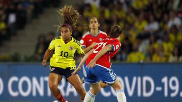 AMDEP4140. ARMENIA (COLOMBIA), 20/07/2022.- Leicy Santos (i) de Colombia disputa un balón con Rosario Balmaceda Chile hoy, en un partido del grupo A de la Copa América Femenina entre Colombia y Chile en el estadio Centenario en Armenia (Colombia). EFE/Luis Eduardo Noriega A.