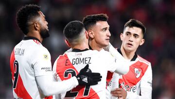 AVELLANEDA, ARGENTINA - AUGUST 07: Matias Suarez (C) of River Plate celebrates with teammates Miguel Borja (L) and Elías Gómez after scoring the first goal of his team during a match between Independiente and River Plate as part of Liga Profesional 2022 at Estadio Libertadores de América - Ricardo Enrique Bochini on August 7, 2022 in Avellaneda, Argentina. (Photo by Marcelo Endelli/Getty Images)