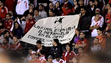 Los aficionados de River siguen reclamando que la final se juegue en el Monumental. 