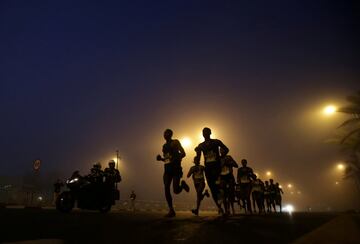 Un grupo de atletas corriendo durante la Dubai Marathon. 