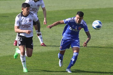 Ojeda disputa el balón con Pavez, en el Superclásico del fútbol chileno.