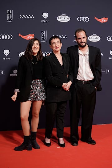 Los periodistas Pepa Blanes, María Guerra y Javier Zurro en la alfombra roja de la XI edición de los Premios Feroz.