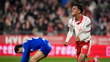 GIRONA, 26/01/2026.- El defensa brasileño del Girona, Vitor Reis, celebra el primer gol de su equipo durante el partido de la jornada 21 de LaLiga entre el Girona FC y el Getafe CF, este lunes en el estadio municipal de Montilivi. EFE/David Borrat.