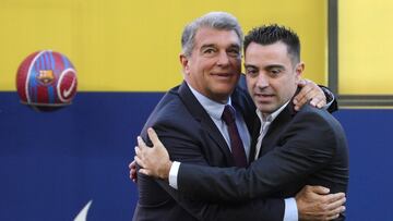 Soccer Football - FC Barcelona unveil new coach Xavi - Camp Nou, Barcelona, Spain - November 8, 2021 FC Barcelona coach Xavi and president Joan Laporta embrace during the unveiling REUTERS/Albert Gea