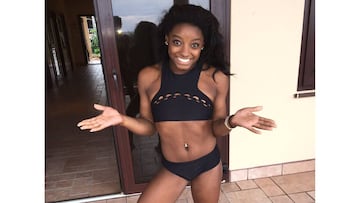 La gimnasta Simone Biles posa en una foto que subi&oacute; a su cuenta de Twitter.