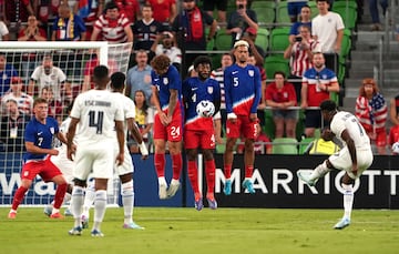 Josh Sargent, Mark McKenzie y Antonee Robinson intentan bloquear un disparo de José Luis Rodríguez.
