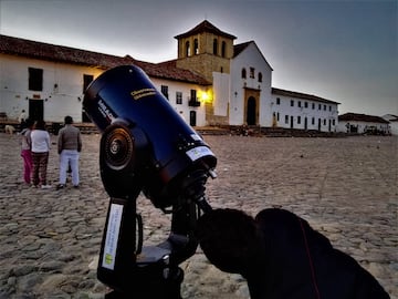 Plaza Central de Villa de Leyva, sitio icónico en el que se realizan el Festival de Cine, el Astronómico y el de Cometas.