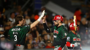 AME1839. GUADALAJARA (MÉXICO), 03/02/2026.- Mateo Gil (i) y Julián Rafael Ornelas de México Rojo celebran una carrera este martes, durante un partido de la Serie del Caribe de Béisbol 2026 entre México Rojo y Puerto Rico, celebrado en el Estadio Panamericano en Guadalajara (México). EFE/ Francisco Guasco