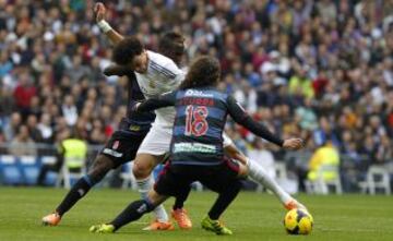 Pepe entre dos defensores del Granada.