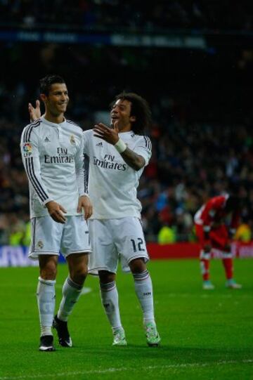  Cristiano Ronaldo celebrando el gol que acaba de anotar el quinto para su equipo 
