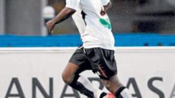 <b>SE ESTRENÓ. </b>El nigeriano Akinsola marcó su primer gol con la Unión.