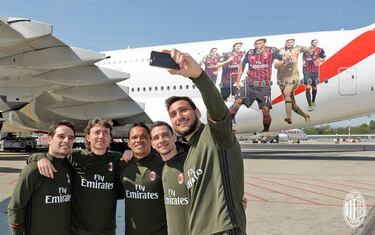 Carlos Bacca hace parte de la imagen del avión del Milan