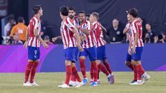 Los jugadores del Atl&eacute;tico felicitan a Diego Costa tras uno de sus goles.