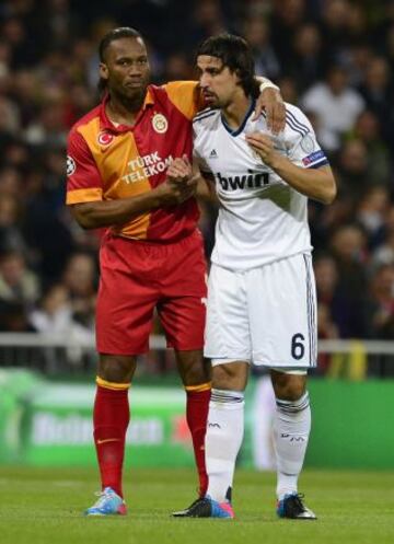 Sami Khedira y Didier Drogba se abrazan en los primeros instantes del partido.