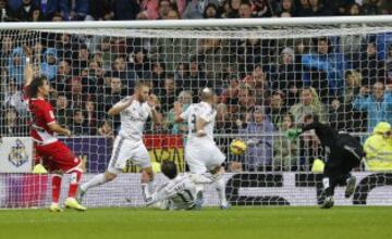 El delantero francés del Real Madrid Karim Benzemá marca ante el Rayo Vallecano, durante el partido de la undécima jornada de Liga en Primera División .