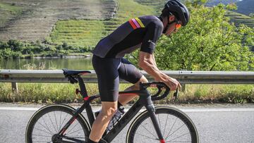 Alberto Contador rueda con una bicicleta Trek durante una marcha cicloturista.