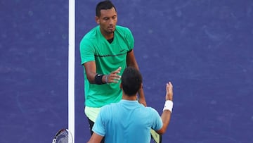 Nick Kyrgios saluda a Novak Djokovic tras su victoria en el BNP Paribas Open de Indian Wells de 2017.