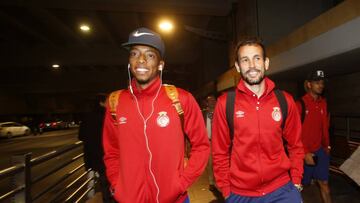 Christian Stuani, a la derecha de Mojica, durante su llegada ayer al aeropuerto de San Pablo.