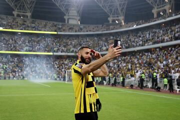 Karim Benzema fue presentado como nuevo jugador del Al Ittihad ante 35.000 personas.