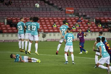 Lanzamiento del falta al palo de Messi. 