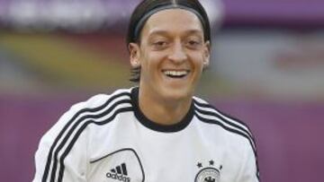 Özil no se entrena pero Löw cuenta con él ante Dinamarca