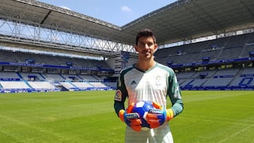 Nereo Champagne durante su presentaci&oacute;n con el Real Oviedo.