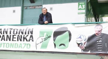 Antonin Panenka posa para As en el estadio Bohemians de Praga.