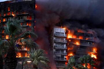 Un incendio de grandes dimensiones arrasa un edificio de 14 plantas generando una gran columna  de fuego y una densa humareda dificultano a los bomberos las labores de extición.