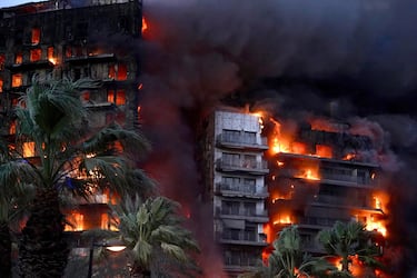 Un incendio de grandes dimensiones arrasa un edificio de 14 plantas generando una gran columna  de fuego y una densa humareda dificultano a los bomberos las labores de extición.