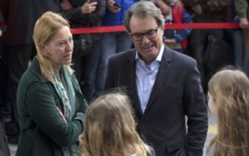 Multitudinaria despedida a Johan Cruyff en el Camp Nou. En la imagen Neus Monte, portavoz de la Generalitat, junto a Artur Mas.