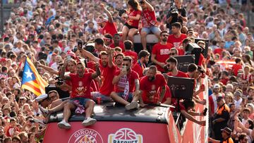 GIRONA, 20/06/2022.-Los jugadores del Girona FC y del Basquet Girona celebran con la afición el ascenso a la Primera División del fútbol español y a la Liga Endesa de Baloncesto, hoy lunes en las calles de Girona. EFE/David Borrat.