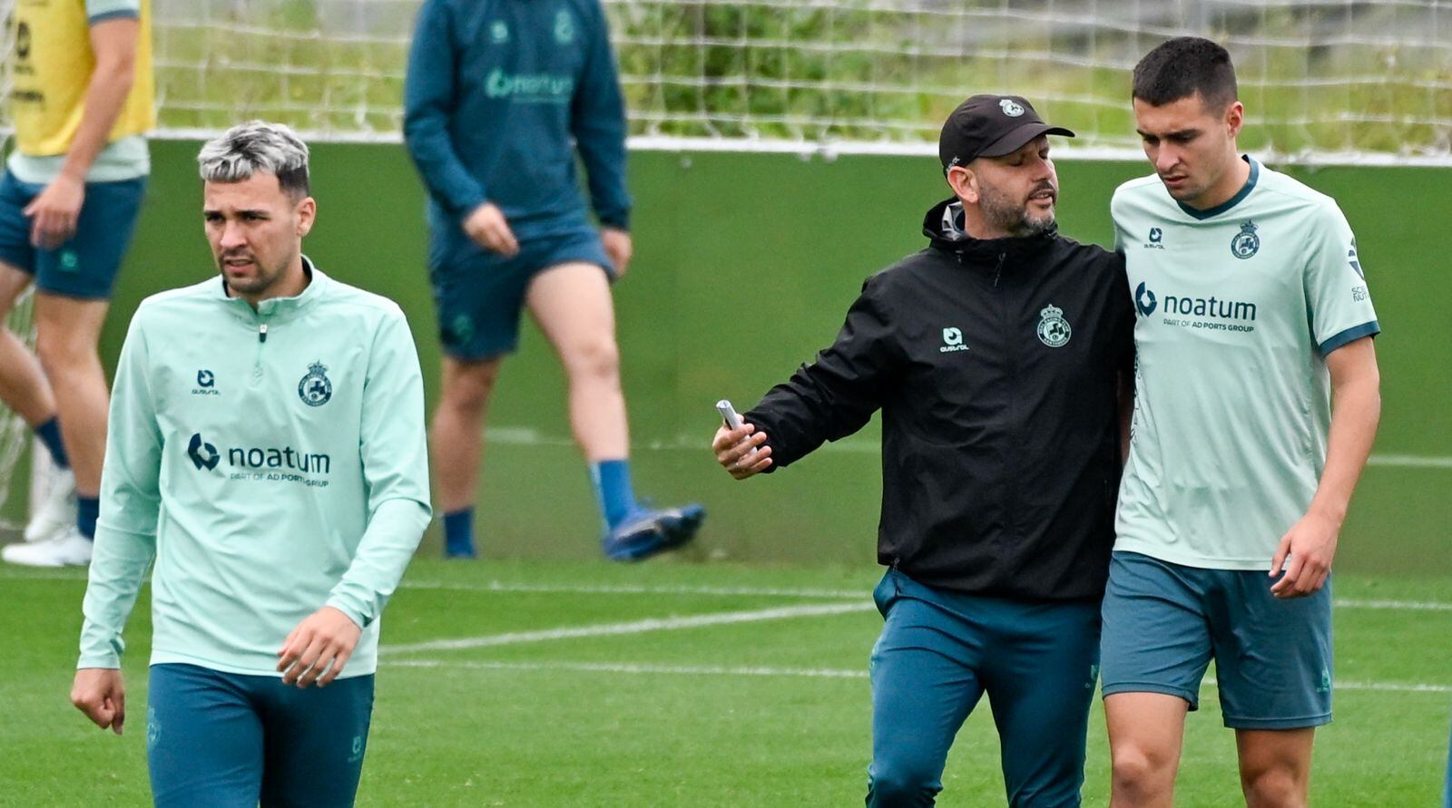 José Alberto, entrenador del Racing, con Karrikaburu y Arana.
