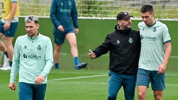 José Alberto, entrenador del Racing, con Karrikaburu y Arana.