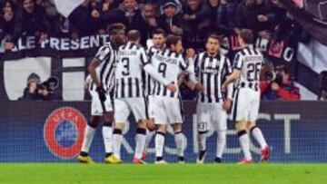 El jugador del Juventus Alvaro Morata celebra con sus compañeros después de anotar un gol.