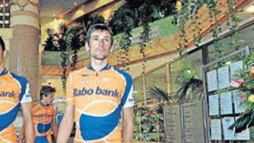 <b>DESCANSO DEL GUERRERO. </b>Menchov, junto a Horrillo, al llegar al hotel donde se alojaba el equipo Rabobank.