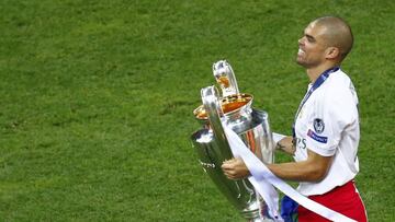 Pepe, con la Und&eacute;cima Copa de Europa conquistada por el Real Madrid en Mil&aacute;n.