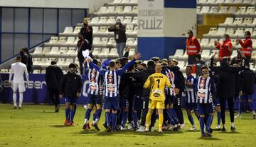 Los jugadores del Alcoyano celebran su victoria sobre el Real Madrid.