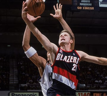 Al entrenador de los Warriors le relacionamos con sus anillos en los Bulls y los Spurs. Pero Kerr jug¨® tambi¨¦n en Cleveland, Orlando, Phoenix y Portland: una temporada en los Blazers entre sus dos etapas en San Antonio.