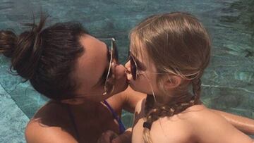 Las redes critican a Victoria Beckham por publicar una fotografía en su Instagram besando a su hija Harper en los labios.
@victoriabeckham
