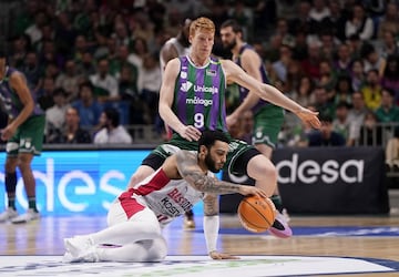 Alberto D¨ªaz en pugna con Markus Howard.