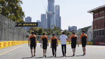 Carlos Sainz y sus ingenieros en McLaren. 
