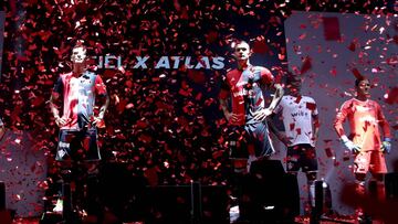 Foto durante la presentación oficial del nuevo uniforme del Atlas de cara al inicio del Torneo Apertura 2017 de la Liga BBVA Bancomer MX. En la foto, Rafael Marquez y Milton Caraglio.