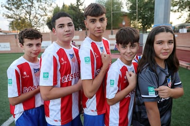 Jogadores do CDA Navalcarnero com o patch do Save Football na camisa.