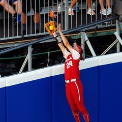 Who won game 2 of the 2022 Women’s College Softball World Series?